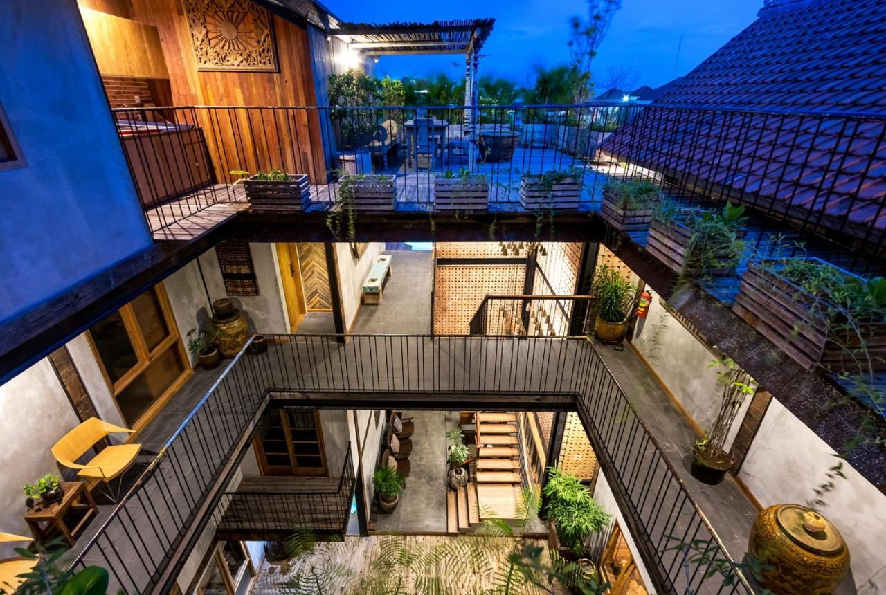 Ruang Tekuni Apartamento Legian Exterior foto