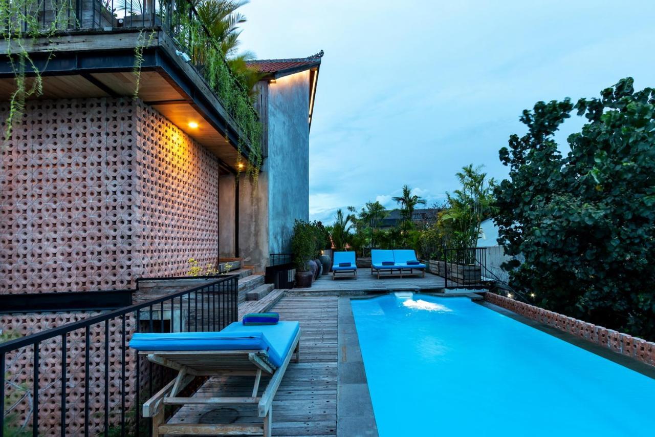 Ruang Tekuni Apartamento Legian Exterior foto